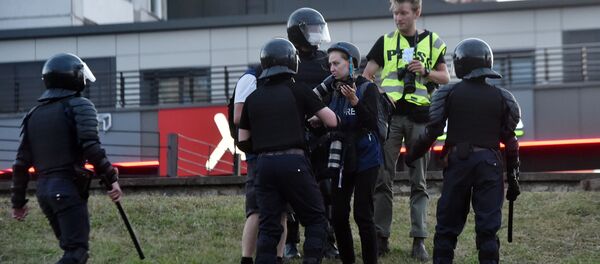 Riot police surround photographers during a rally of opposition supporters in Minsk - Sputnik Mundo