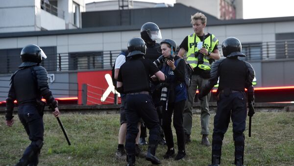 Riot police surround photographers during a rally of opposition supporters in Minsk - Sputnik Mundo