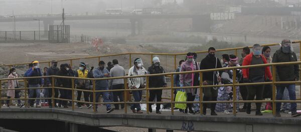 Peruanos con máscaras de protección aguardando para subir a un autobús Peruanos con máscaras de protección aguardando para subir a un autobús - Sputnik Mundo