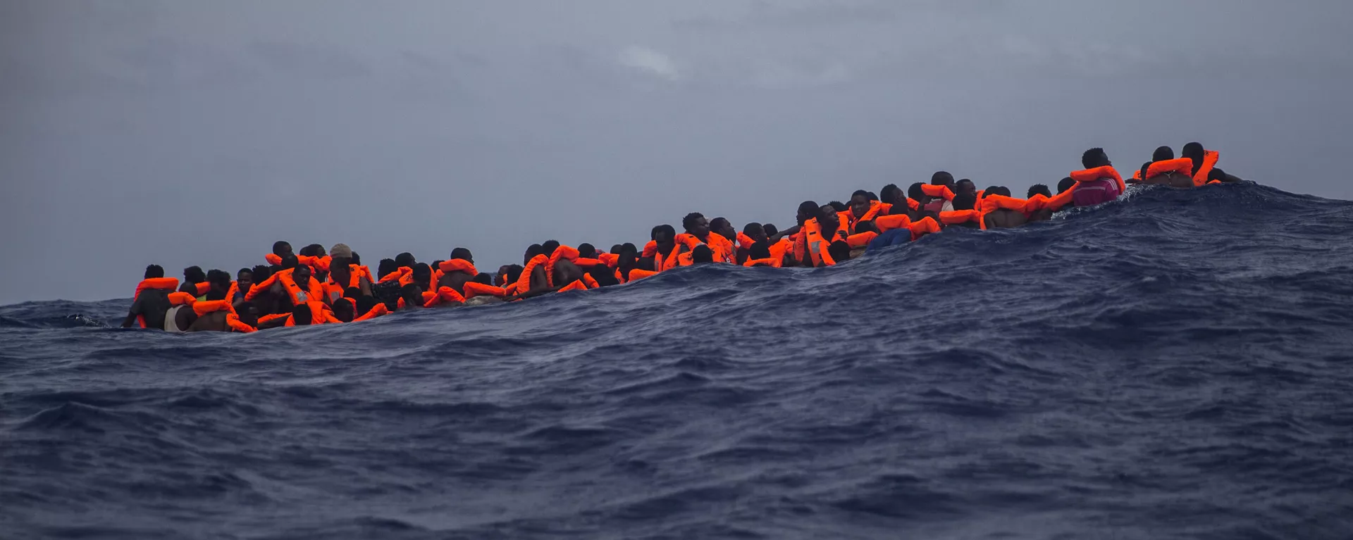Inmigrantes esperan ser rescatados en la mitad del mar Mediterráneo Inmigrantes esperan ser rescatados en la mitad del mar Mediterráneo - Sputnik Mundo, 1920, 20.08.2020