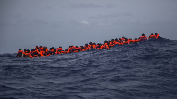 Inmigrantes  esperan ser rescatados en la mitad del mar Mediterráneo - Sputnik Mundo