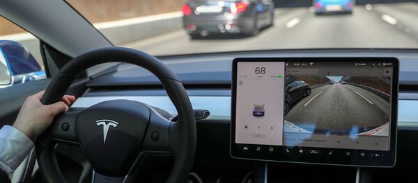 El interior de un vehículo eléctrico de Tesla El interior de un vehículo eléctrico de Tesla - Sputnik Mundo