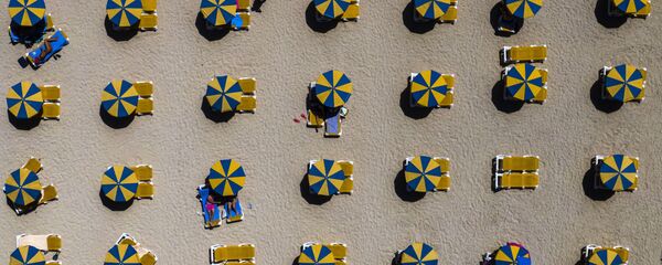 Bañistas en una playa en el suroeste de la isla de Gran Canaria, España - Sputnik Mundo