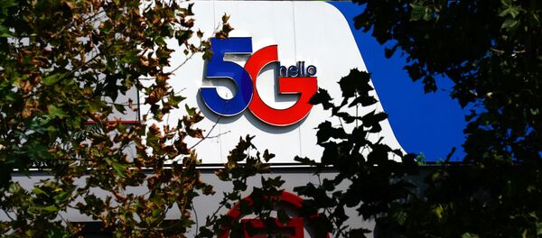 El signo de 5G en un edificio en China - Sputnik Mundo