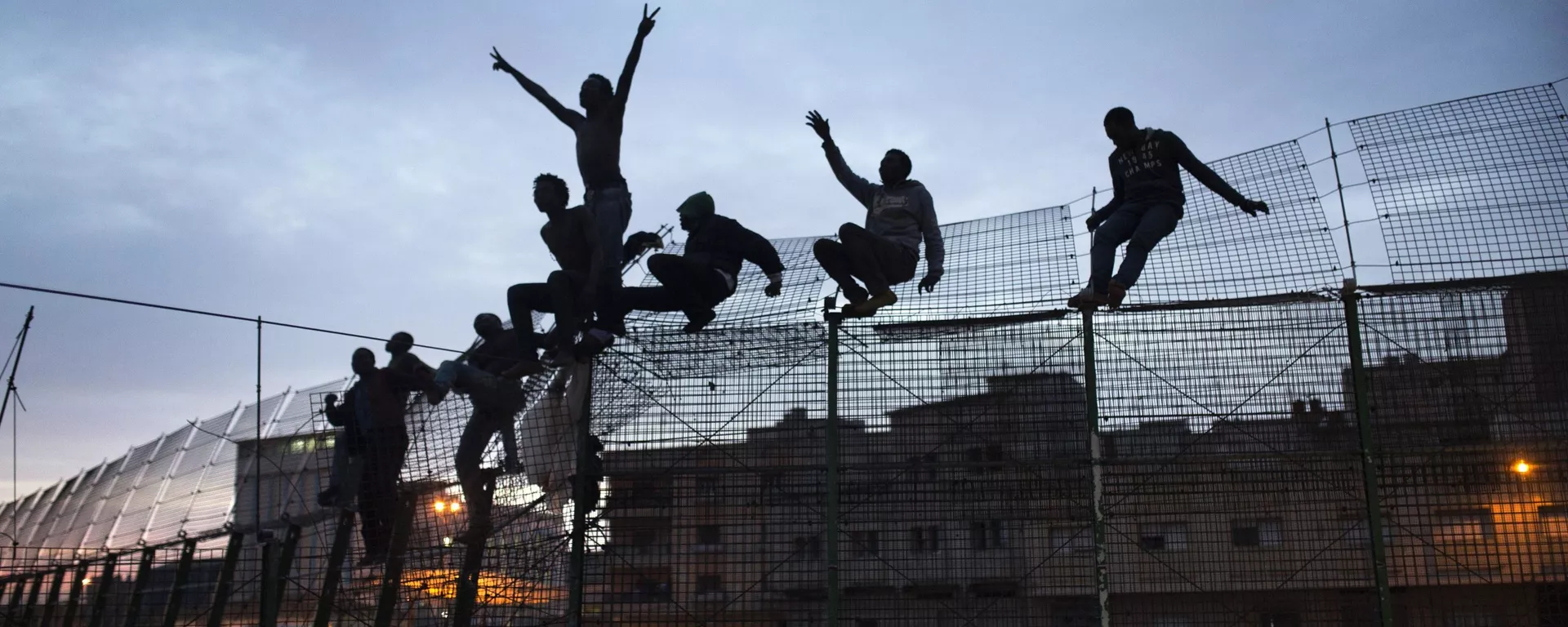Inmigrantes subsaharianos intenta cruzar la valla de Melilla. Premio Nacional de Fotoperiodismo 2015 Inmigrantes subsaharianos intenta cruzar la valla de Melilla. Premio Nacional de Fotoperiodismo 2015 - Sputnik Mundo, 1920, 13.04.2021