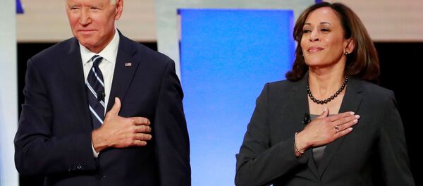 Candidato a la presidencia de EEUU, Joe Biden, con candidata a la vicepresidencia, Kamala Harris - Sputnik Mundo