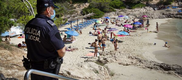Policía vigilando las playas de Mallorca Policía vigilando las playas de Mallorca - Sputnik Mundo