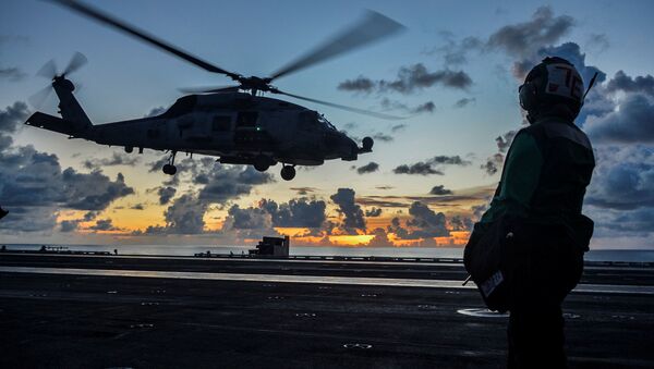 Un helicóptero durante las maniobras militares en el Mar del Sur de China - Sputnik Mundo