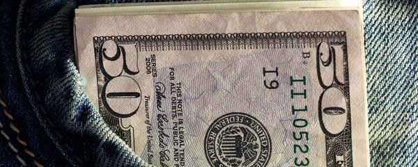 Billetes de dólares en un bolsillo - Sputnik Mundo