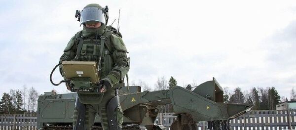 Un operador del sistema robótico Uran-6 con el exoesqueleto - Sputnik Mundo