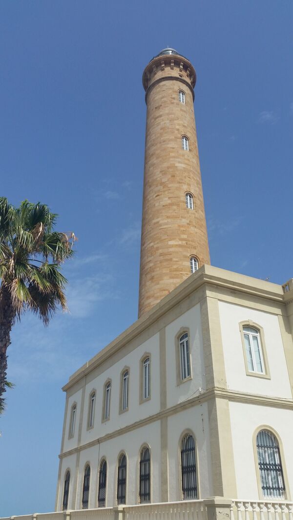 Un trabajo rutinario en lugares extraordinarios: los últimos fareros de España a punto de extinguirse - Sputnik Mundo