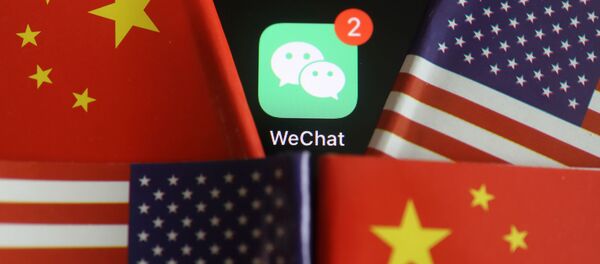 El logo de la aplicación WeChat con las banderas de China y EEUU - Sputnik Mundo