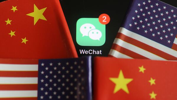 El logo de la aplicación WeChat con las banderas de China y EEUU - Sputnik Mundo