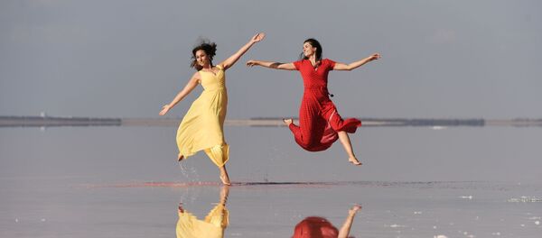 Desfile sobre el agua: un lago rosa acoge la Semana de la Moda de Crimea - Sputnik Mundo