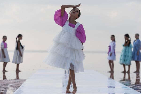 Desfile sobre el agua: un lago rosa acoge la Semana de la Moda de Crimea - Sputnik Mundo
