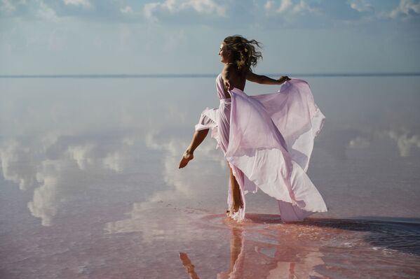 Desfile sobre el agua: un lago rosa acoge la Semana de la Moda de Crimea - Sputnik Mundo