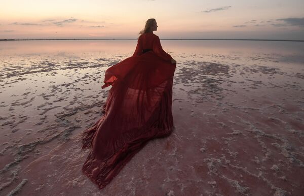 Desfile sobre el agua: un lago rosa acoge la Semana de la Moda de Crimea - Sputnik Mundo