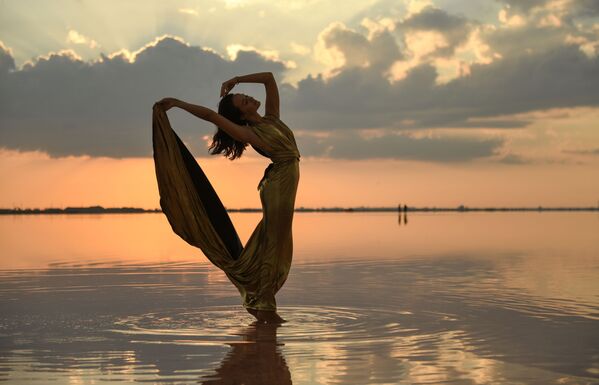 Desfile sobre el agua: un lago rosa acoge la Semana de la Moda de Crimea - Sputnik Mundo