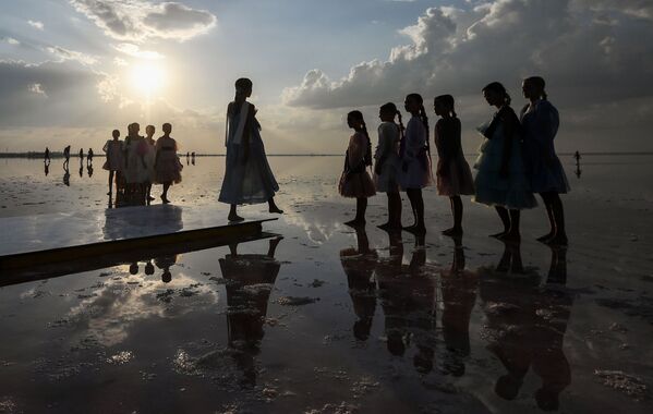 Desfile sobre el agua: un lago rosa acoge la Semana de la Moda de Crimea - Sputnik Mundo