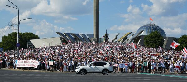 Protestas antigubernamentales cerca del monumento 'Minsk - Ciudad Heroica' - Sputnik Mundo