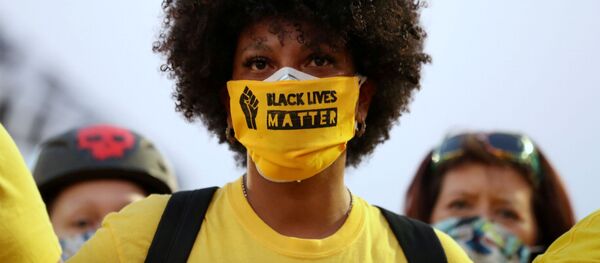 Una chica con un tapabocas donde dice 'Black lives matter'  - Sputnik Mundo