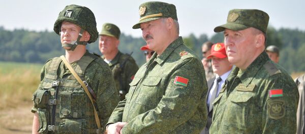 El presidente de Bielorrusia, Alexandr Lukashenko, visita un campo de tiro militar cerca de Grodno - Sputnik Mundo