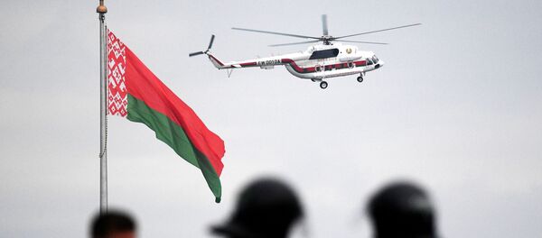El helicóptero con el presidente Lukashenko vuela sobre Minsk - Sputnik Mundo