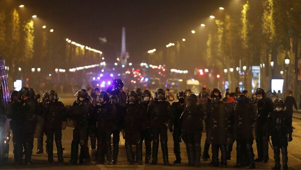 Agentes de la Policía en la avenida de los Campos Elíseos tras la derrota del PSG frente al Bayern en la final de la Champions, el 23 de agosto de 2020 - Sputnik Mundo
