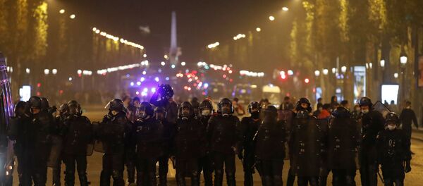 Agentes de la Policía en la avenida de los Campos Elíseos tras la derrota del PSG frente al Bayern en la final de la Champions, el 23 de agosto de 2020 - Sputnik Mundo