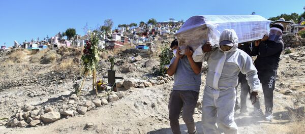 Personas trasladando un ataúd en el distrito de Paucarpata en Perú - Sputnik Mundo