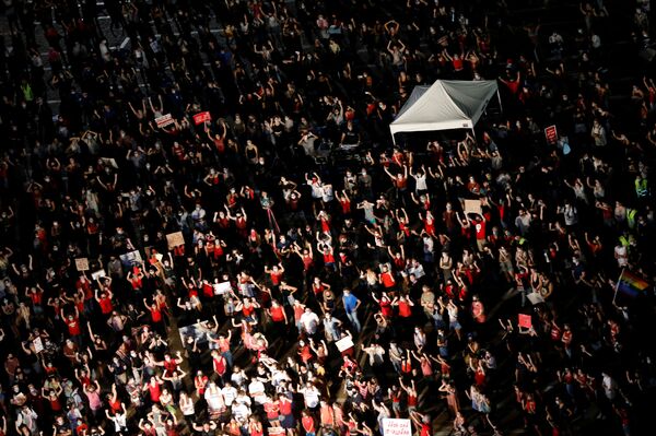 Mujeres en rojo salen a las calles de Tel Aviv para protestar contra la violencia sexual - Sputnik Mundo