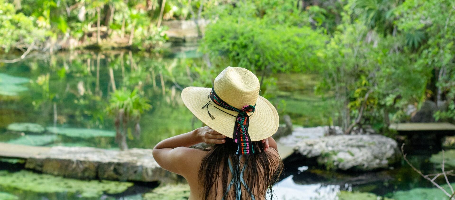 Una mujer disfruta de la vista en un cenote, México  - Sputnik Mundo, 1920, 24.08.2020