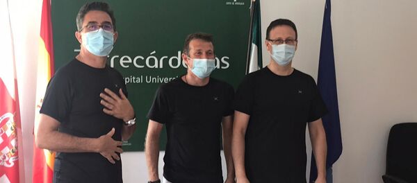 Investigadores del Hospital Universitario de Torrecárdenas con la camiseta que puede reducir los efectos de COVID-19 - Sputnik Mundo