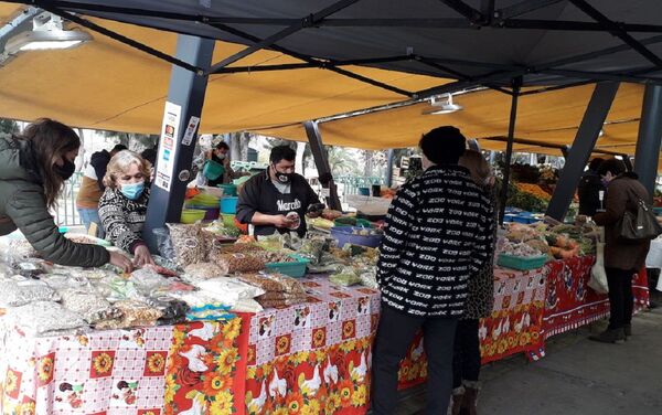 Puestos de venta en la feria libre de Manquehue en Santiago, Chile - Sputnik Mundo