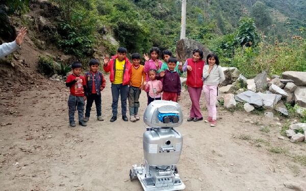 Kipi, la robot que da clases en quechua en Perú Kipi, la robot que da clases en quechua en Perú - Sputnik Mundo