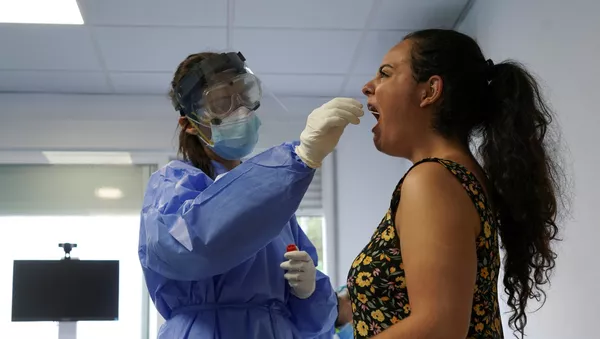 Una mujer haciéndose un test PCR en Madrid, España