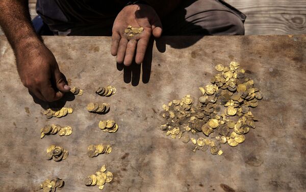 Las monedas de oro de los tiempos del Califato Abasí - Sputnik Mundo