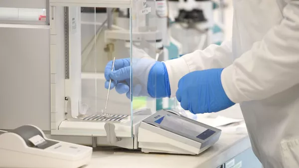 Químico trabajando en el laboratorio de AstraZeneca