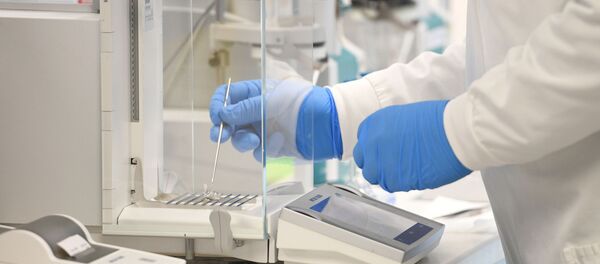 Químico trabajando en el laboratorio de AstraZeneca - Sputnik Mundo