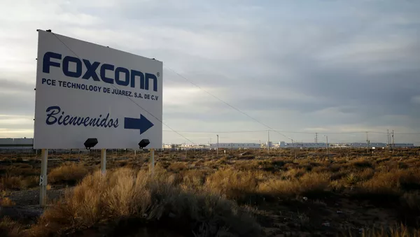 Un cartel en Ciudad Juarez anuncia el complejo de manufacturación de Foxconn