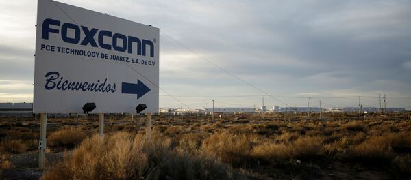 Un cartel en Ciudad Juarez anuncia el complejo de manufacturación de Foxconn - Sputnik Mundo
