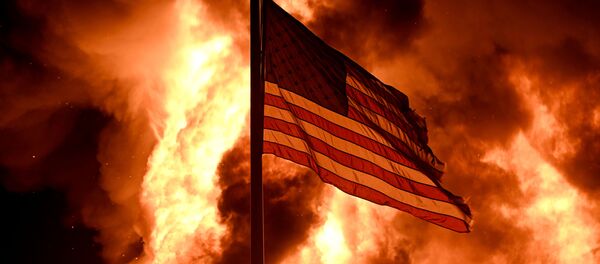 La bandera de EEUU ondea durante las violentas protestas en Kenosha (estado de Wisconsin), el 24 de agosto del 2020 - Sputnik Mundo