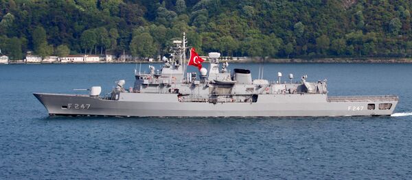 La fragata turca TCG Kemal Reis en el estrecho de Estambul  - Sputnik Mundo