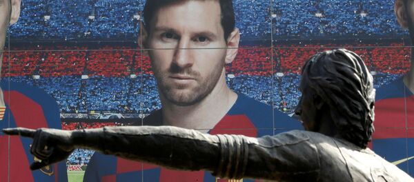 Un cartel de Lionel Messi junto con la estatua de Johan Cruyff en el Camp Nou - Sputnik Mundo