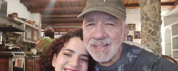 Carlos Lanz junto a su hija Abyayala - Sputnik Mundo