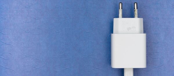 Un cargador de teléfono - Sputnik Mundo