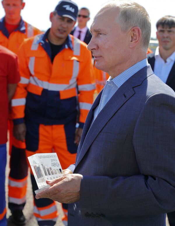 Putin se lleva un kilo del material de la nueva autopista Tavrida como recuerdo | Vídeo - Sputnik Mundo
