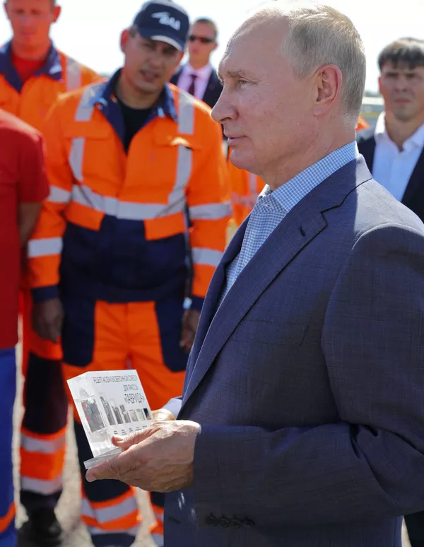 Putin se lleva un kilo del material de la nueva autopista Tavrida como recuerdo | Vídeo Putin se lleva un kilo del material de la nueva autopista Tavrida como recuerdo | Vídeo - Sputnik Mundo