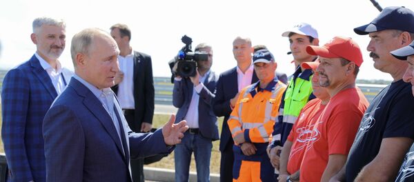 Vladímir Putin, presidente de Rusia, con los contructores de la autopista Tavrida - Sputnik Mundo