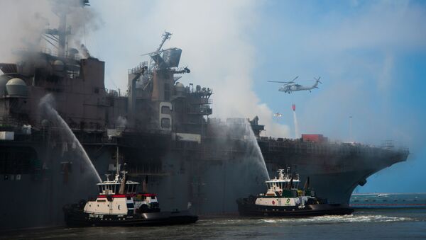 Un incendio a bordo del buque USS Bonhomme Richard de la Armada de EEUU (archivo) - Sputnik Mundo